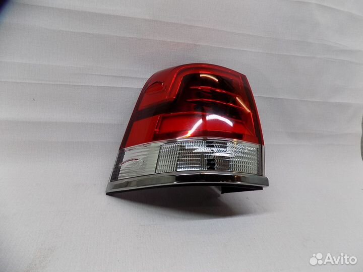 Фонарь задний наружный левый Toyota Land Cruiser