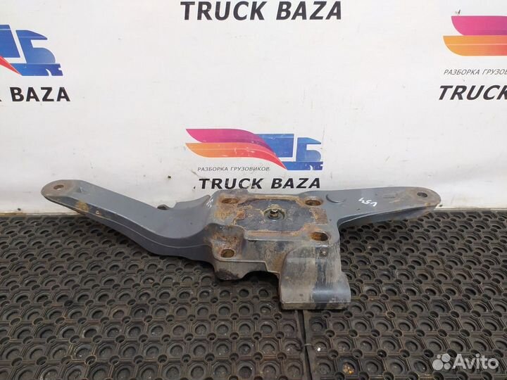 20428753 Кронштейн передней рессоры правый