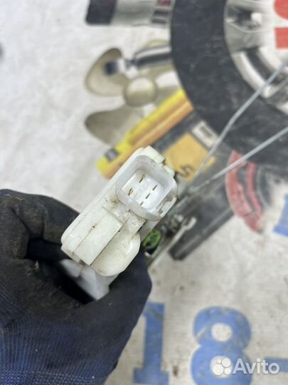 Замок двери задний правый mitsubishi pajero 4