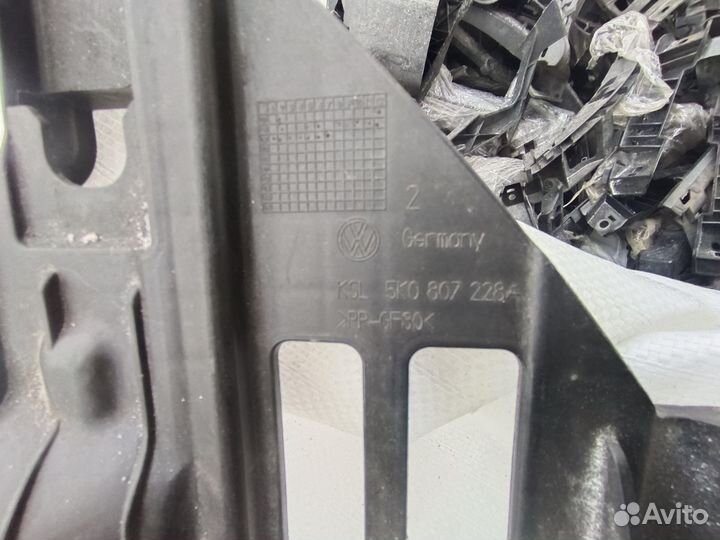 Volkswagen Golf 6 Крепление фары правой