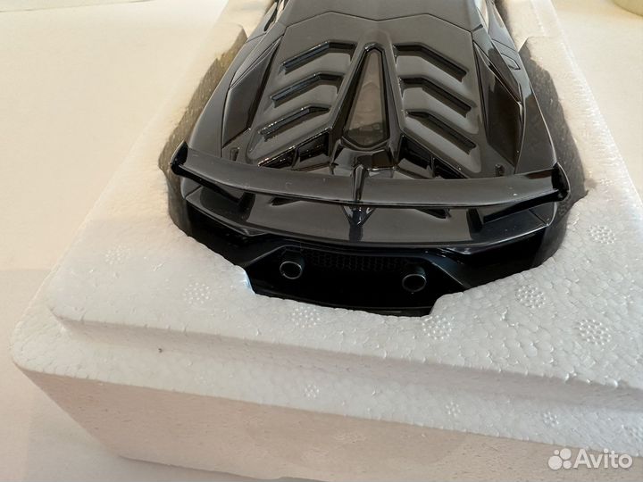 Lamborghini aventador SVJ 1/18 Kyosho GT spirit