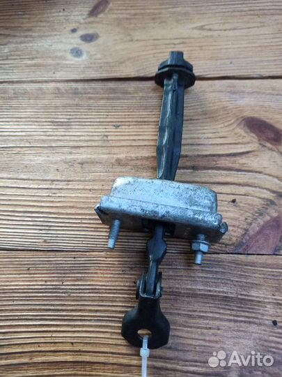 Ограничитель двери задний левый Opel Astra J