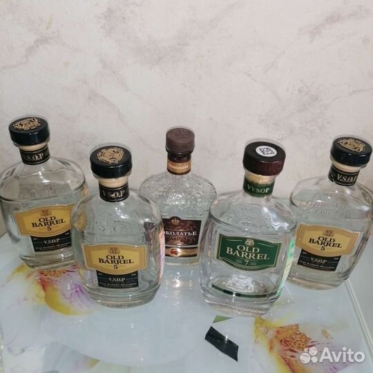 Пустые бутылки из-под напитков