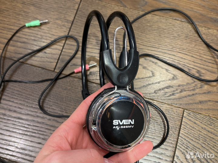 Остатки офисных вещей наушники, мышки, клавиатуры