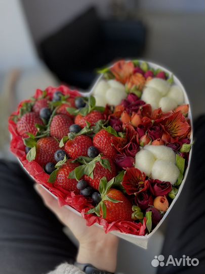 Клубника с цветами