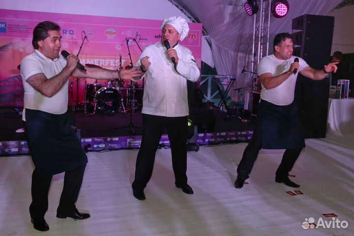 Поющие официанты и шеф повар