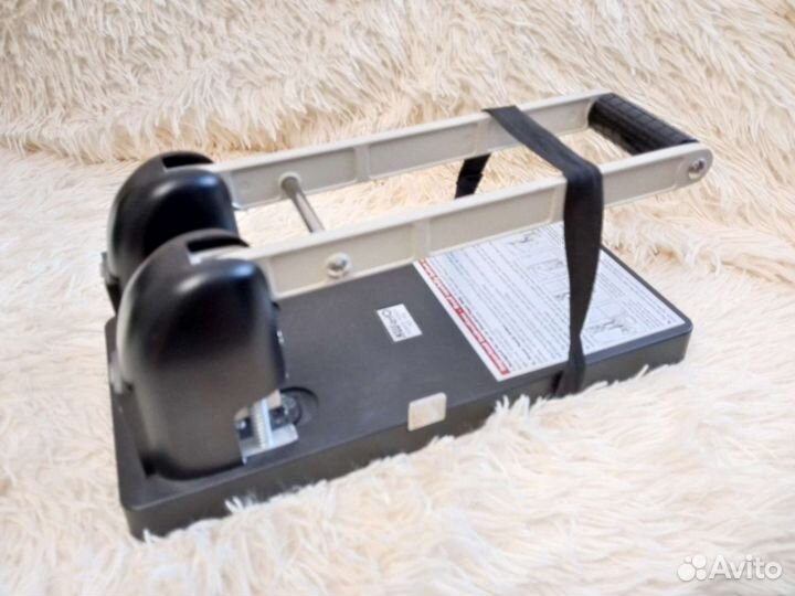 Дырокол на 2 отверстия на 150 листов