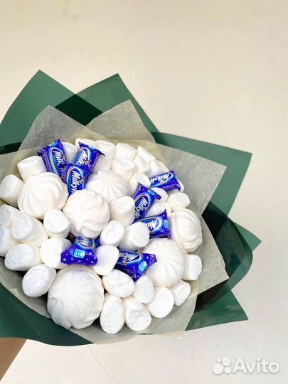 Сладкий букет из зефира и конфет