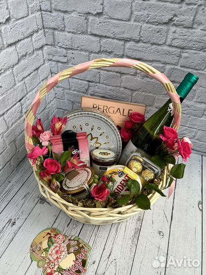 Подарочная корзина, вкусный букет