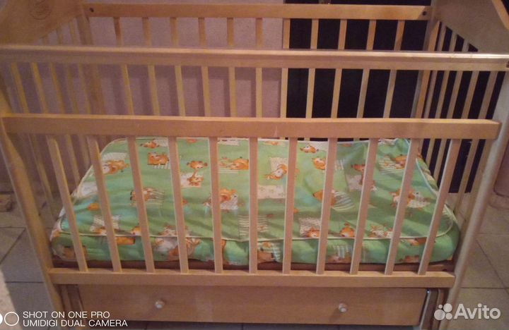 Детская кроватка с маятником и ящиком