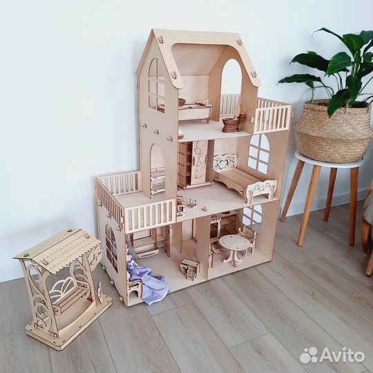 Большой кукольный домик и качели