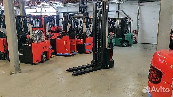 Штабелёр самоходный EST152