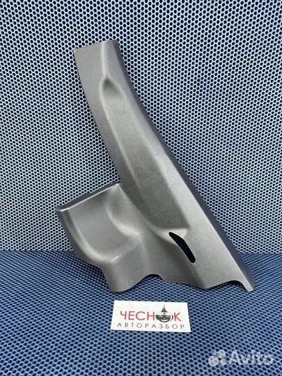 Обшивка задней стойки левая нижняя Audi Q7 4L