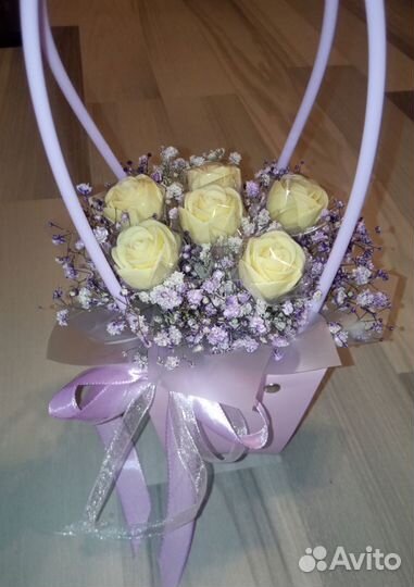 Букеты из живых и шоколадных цветов