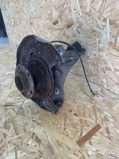 Кулак задний левый Bmw X5 E70 N55B30 2010