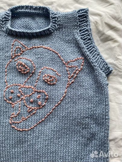 Вязаный жилет с вышивкой ручной работы