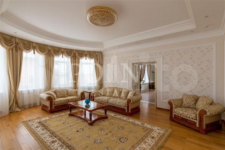 Дом 1200 м² на участке 25 сот.