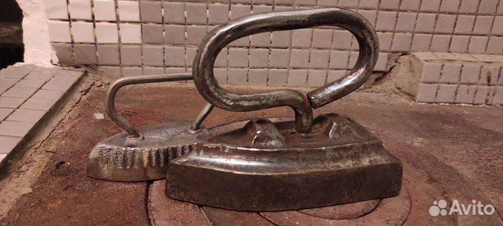 Маленький манжетный утюг старинный