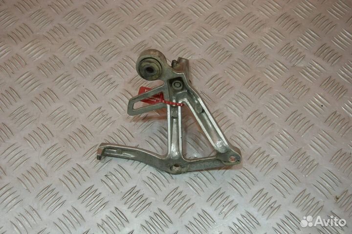 Подножка пассажира правая Yamaha FZ400