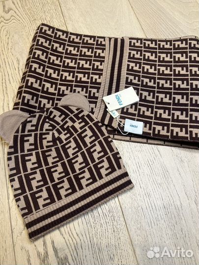 Комплект шапка и шарф Fendi
