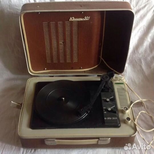 Виниловый проигрыватель Юность 301