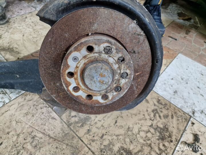 Задняя левая цапфа Volkswagen Jetta 5