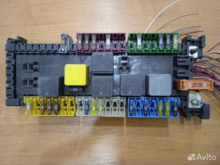 Блок реле (под задним сиденьем) Mercedes-Benz