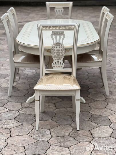 Стол и стулья