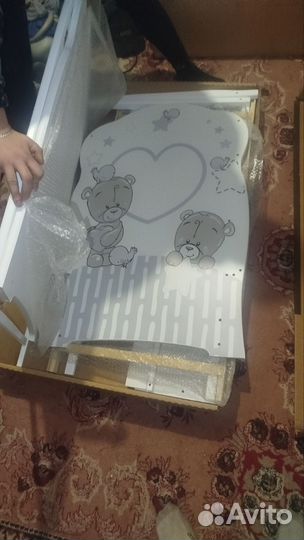 Детская кровать и детский пеленальный комод