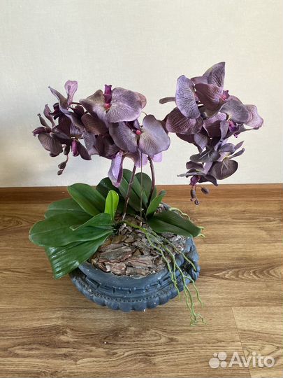 Искусственные цветы в горшках