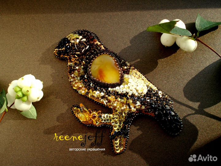 Брошь-кулон птица с янтарем