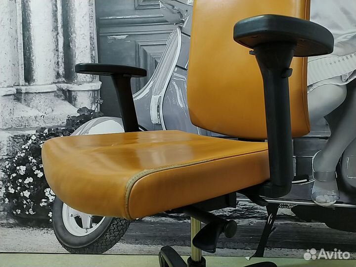 Кресло компьютерное, кожа б/у 12-407