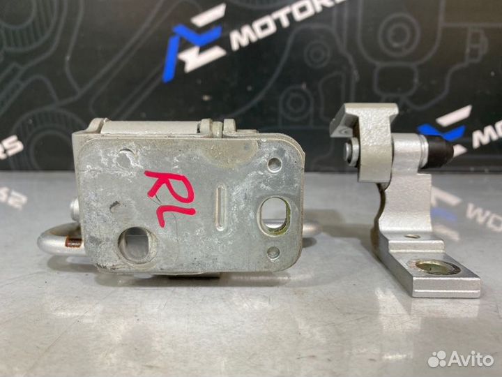 Петля двери задняя левая Volkswagen Passat B5 AMX