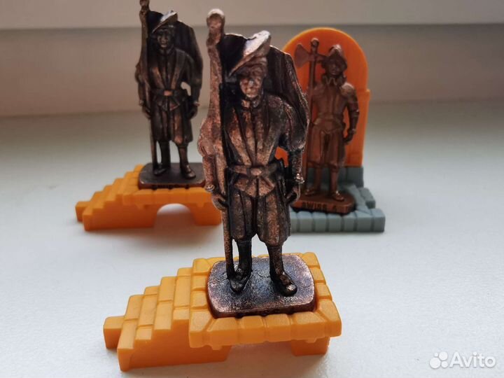 Швейцарская гвардия солдатики киндер 90е