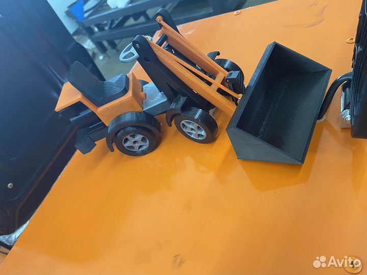 Игрушечный погрузчик