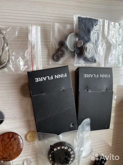 Много пуговиц, клепок, крючки