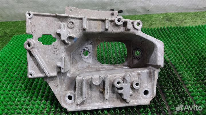 Кронштейн опоры кпп Nissan Tiida 2008