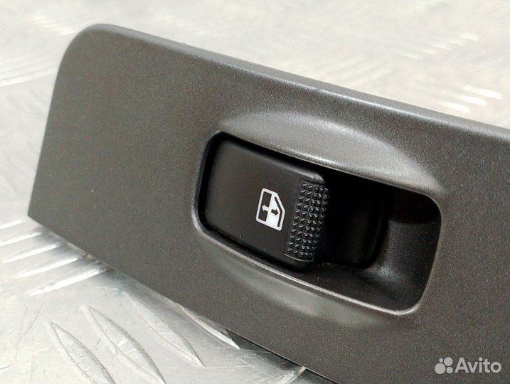 Кнопка стеклоподъемника задняя правая Hyundai