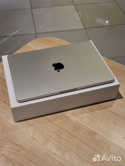 MacBook Air M2 8/256Gb Starlight идеальный