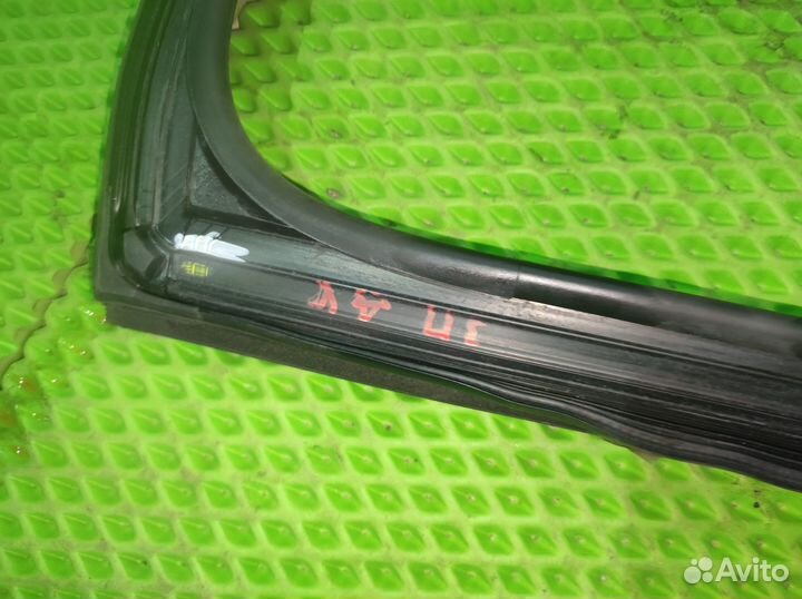 Уплотнитель стекла двери задней правой VW Jetta