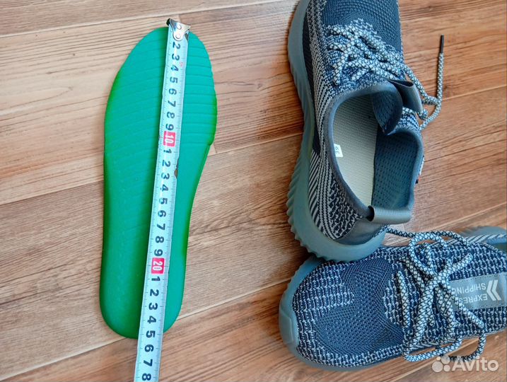 Кроссовки женские