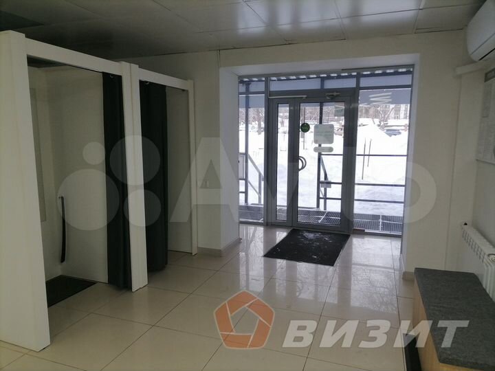 Помещение с витражным остеклением на трафике