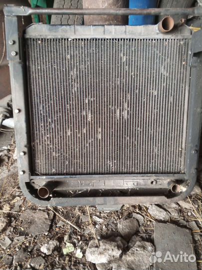 Коробка иРадиатор на ЗИЛ бычок