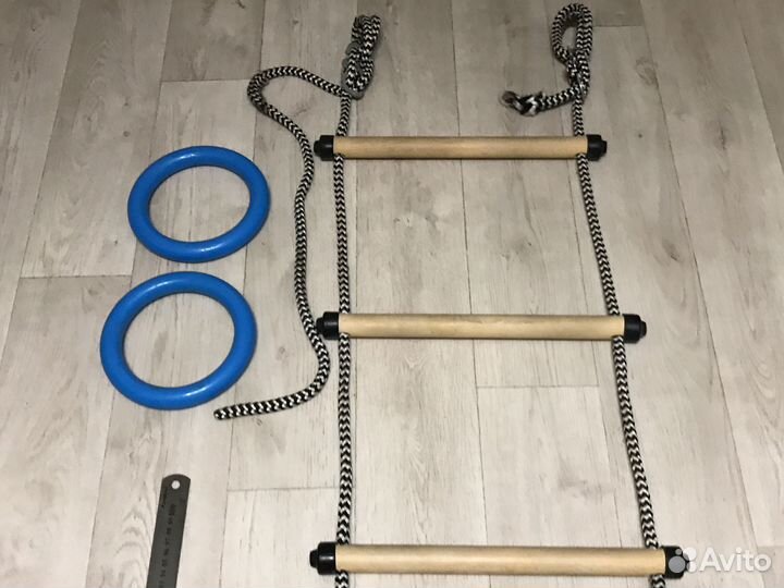 Веревочная лестница с гимнастическими кольцами