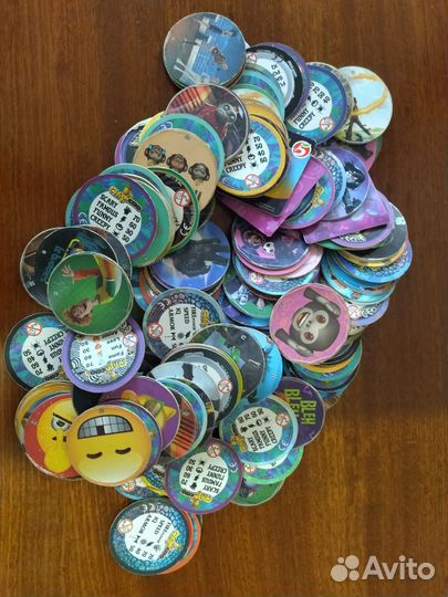 Фишки, карточки игровые, скрепыши и динозавры