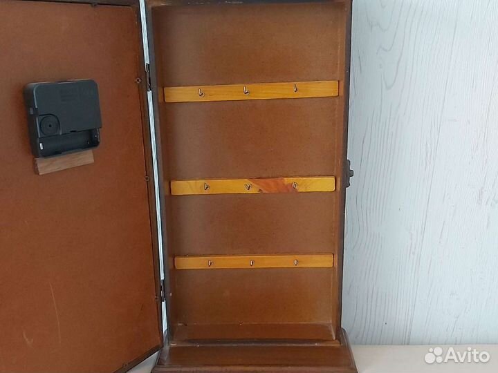 Часы настенные с шкафчкиком для ключей