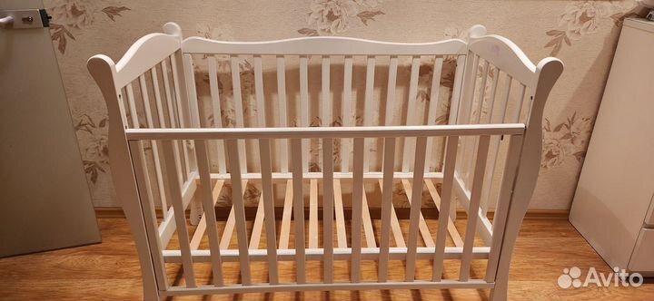 Кровать детская с маятником