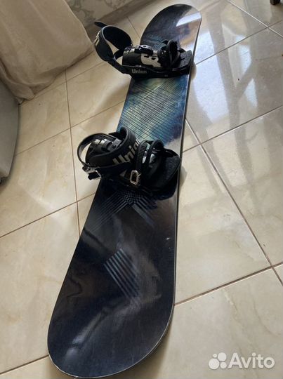 Сноуборд с креплениями и ботинками