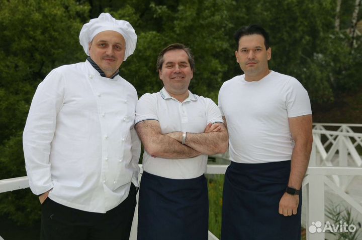 Поющие официанты и шеф повар