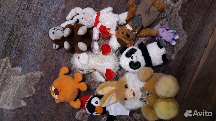 Большой пёс и много мягких игрушек